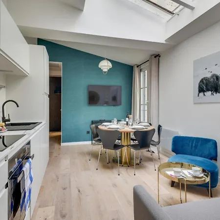 141 Klein - Superbe A Paris. *